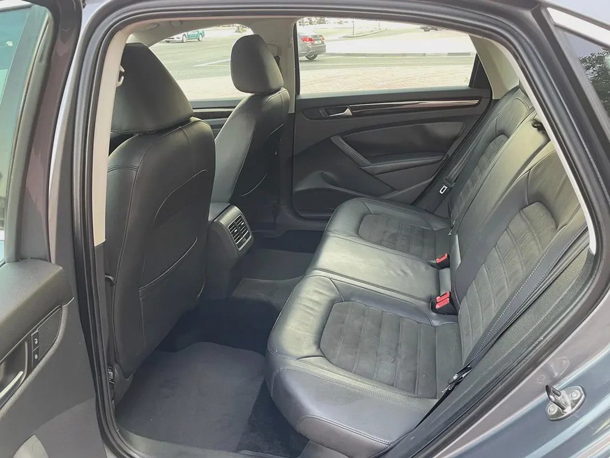 VOLKSWAGEN PASSAT - GCC SPECS - FULL SERVICE HISTORY - UNDER WARRANTY - ORIGINAL PAINT --17-17
