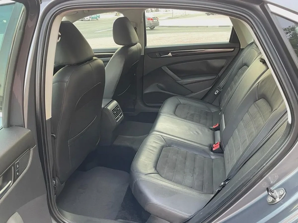 VOLKSWAGEN PASSAT - GCC SPECS - FULL SERVICE HISTORY - UNDER WARRANTY - ORIGINAL PAINT -