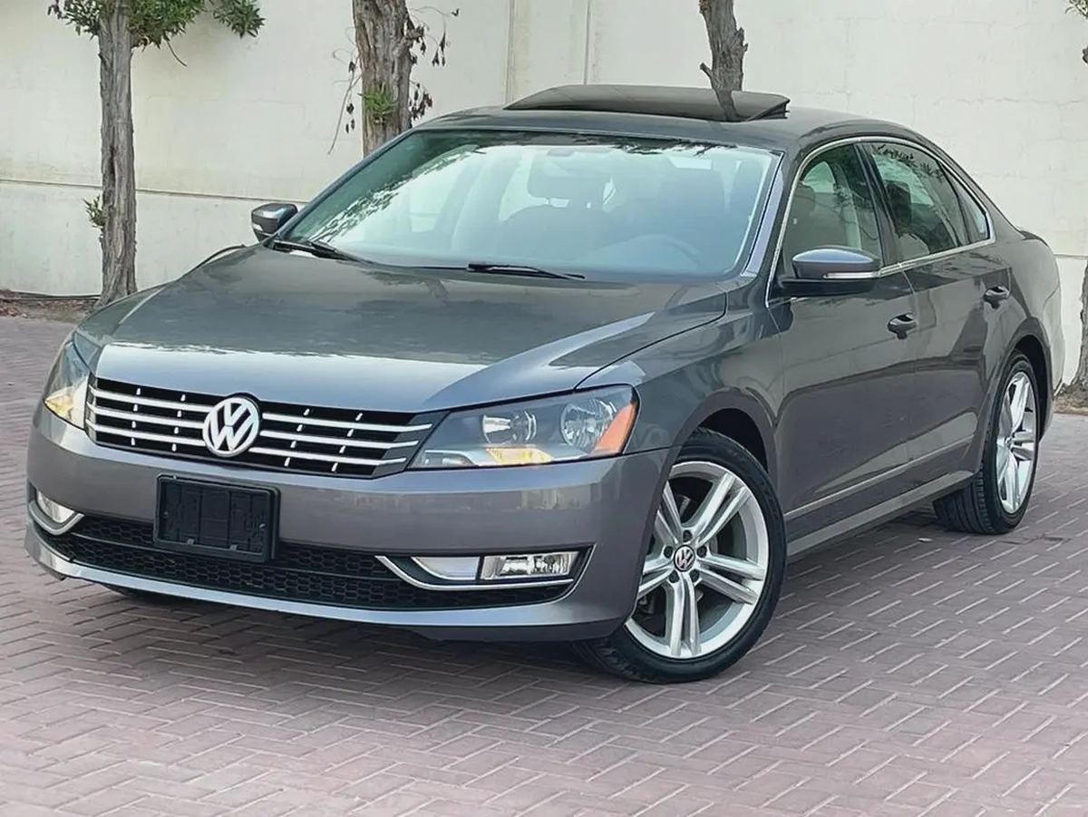 VOLKSWAGEN PASSAT - GCC SPECS - FULL SERVICE HISTORY - UNDER WARRANTY - ORIGINAL PAINT --0-0