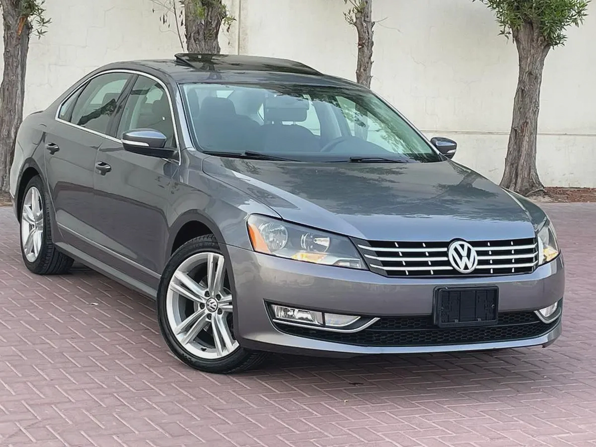VOLKSWAGEN PASSAT - GCC SPECS - FULL SERVICE HISTORY - UNDER WARRANTY - ORIGINAL PAINT --1-1