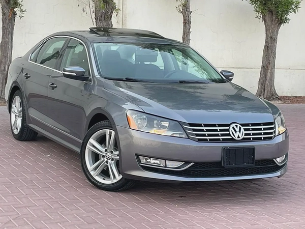 VOLKSWAGEN PASSAT - GCC SPECS - FULL SERVICE HISTORY - UNDER WARRANTY - ORIGINAL PAINT -