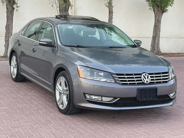 VOLKSWAGEN PASSAT - GCC SPECS - FULL SERVICE HISTORY - UNDER WARRANTY - ORIGINAL PAINT -