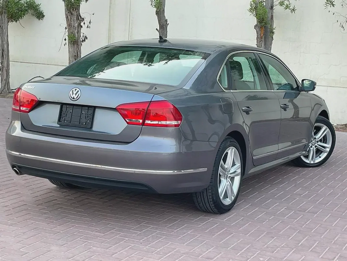 VOLKSWAGEN PASSAT - GCC SPECS - FULL SERVICE HISTORY - UNDER WARRANTY - ORIGINAL PAINT --5-5