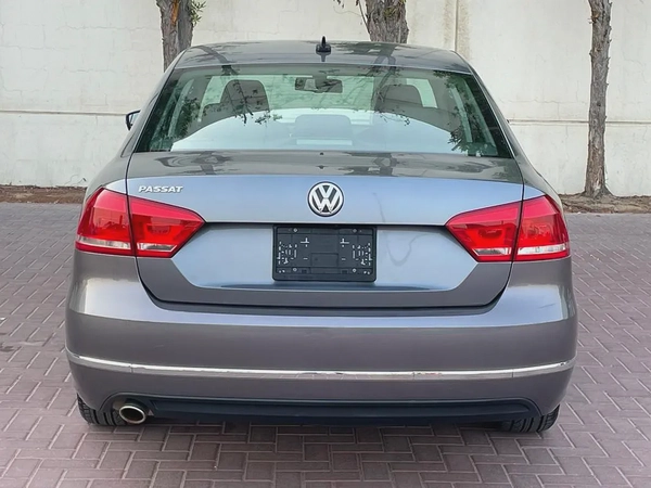 VOLKSWAGEN PASSAT - GCC SPECS - FULL SERVICE HISTORY - UNDER WARRANTY - ORIGINAL PAINT -
