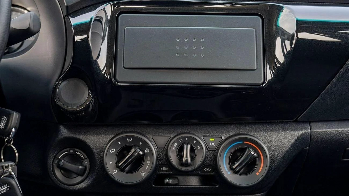 Toyota Hilux MID OPTION PETROL 2.7 AT-7-7