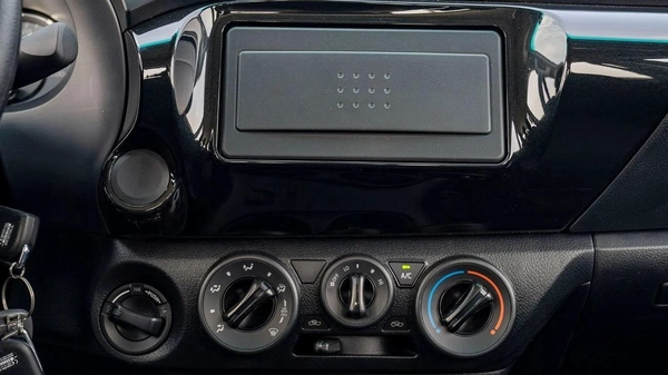 Toyota Hilux MID OPTION PETROL 2.7 AT