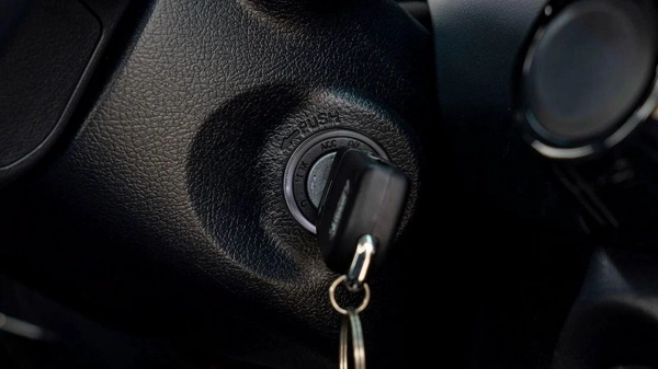 Toyota Hilux MID OPTION PETROL 2.7 AT