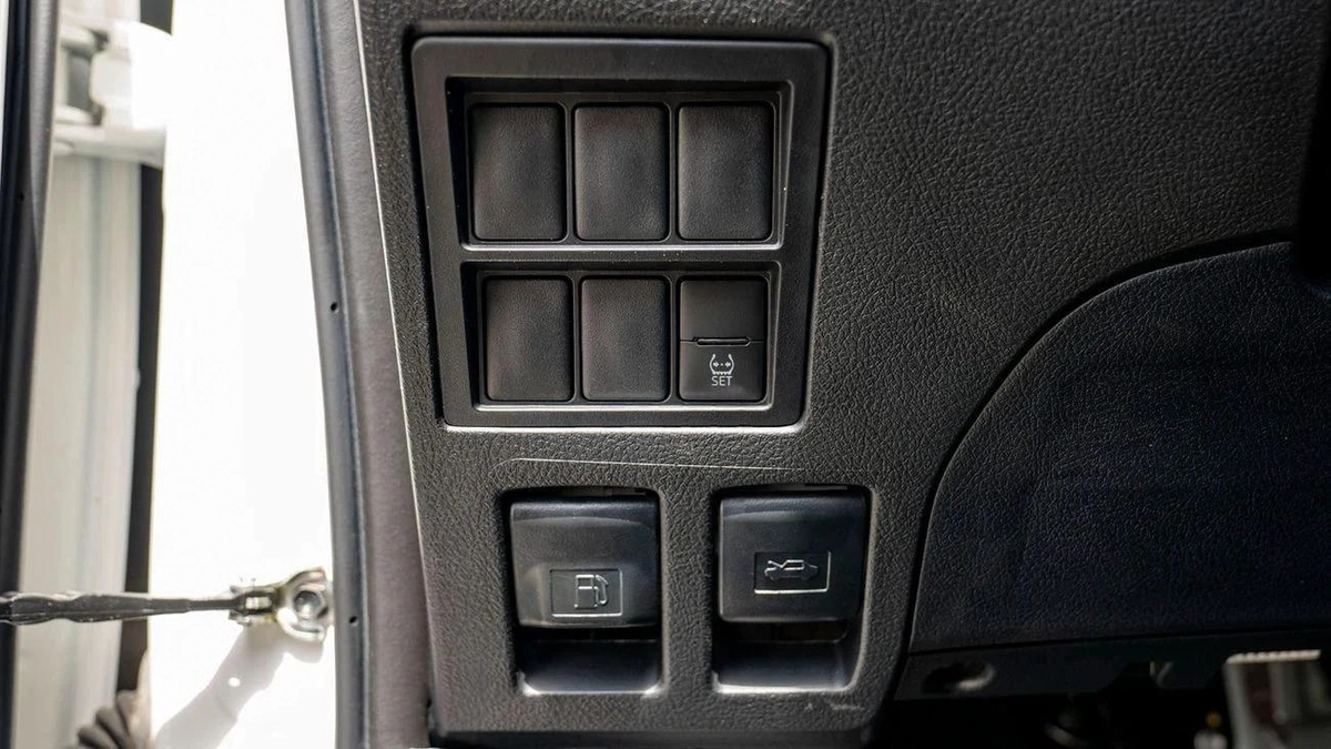 Toyota Hilux MID OPTION PETROL 2.7 AT-16-16