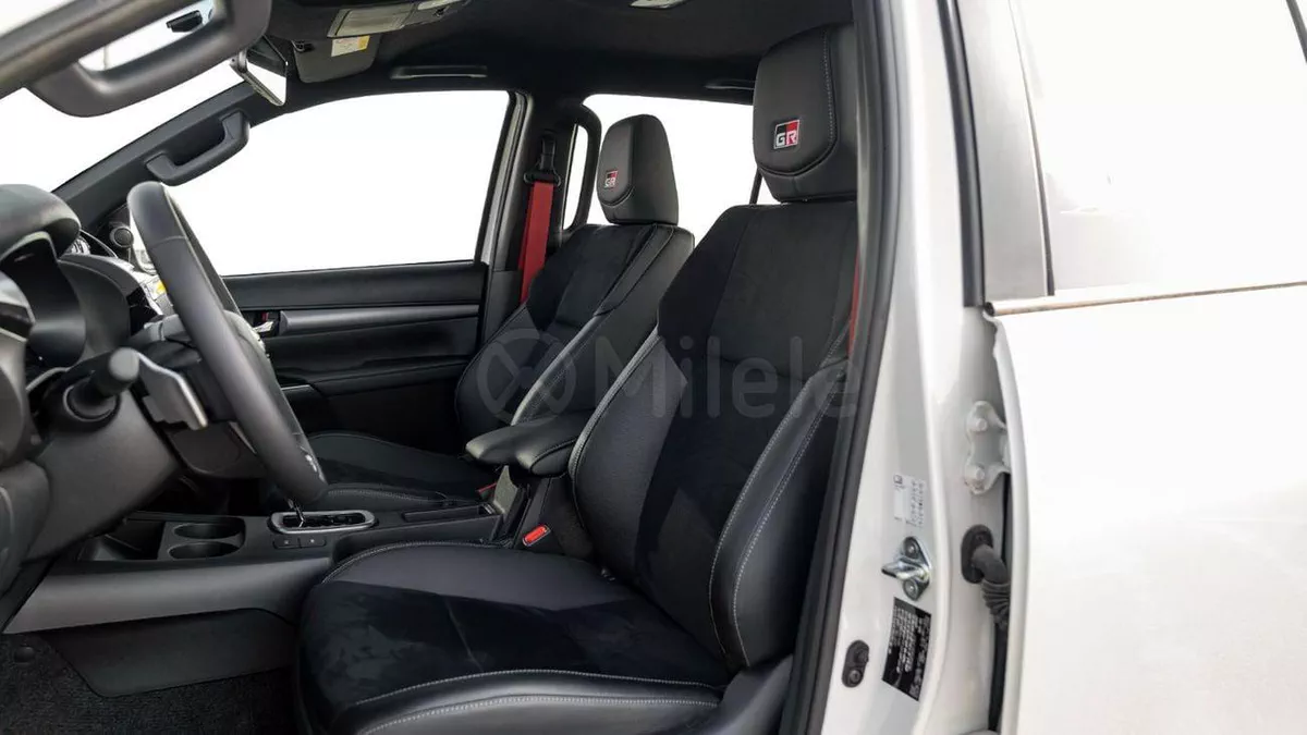 Toyota Hilux GR SPORT-11-0