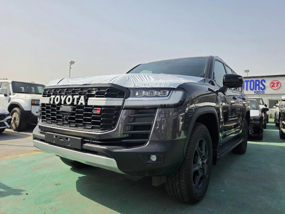 Toyota Land Cruiser GR Sport Hybrid 3.5L 2026 – Grey Exterior