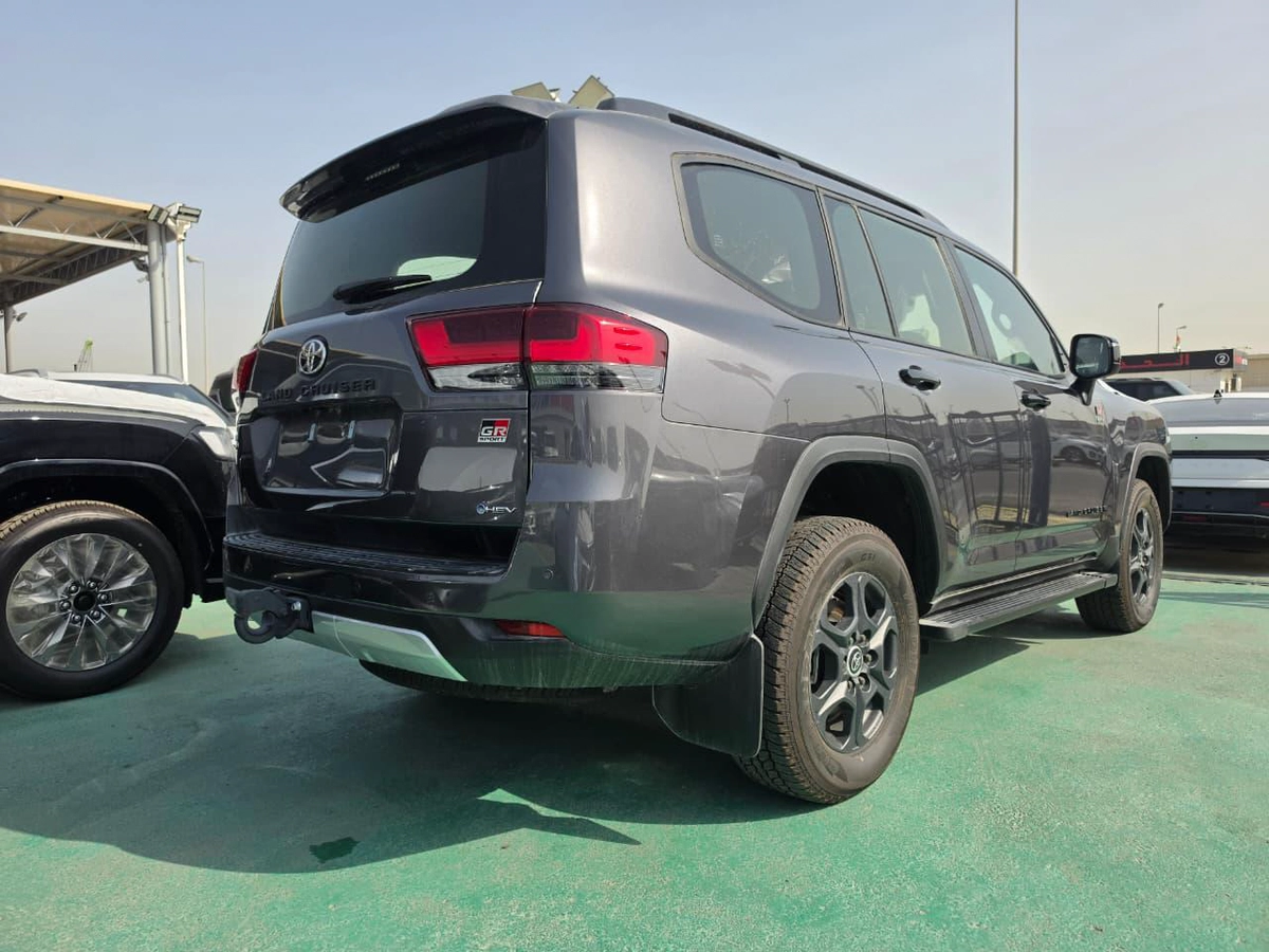 Toyota Land Cruiser GR Sport Hybrid 3.5L 2026 – Grey Exterior-5-5