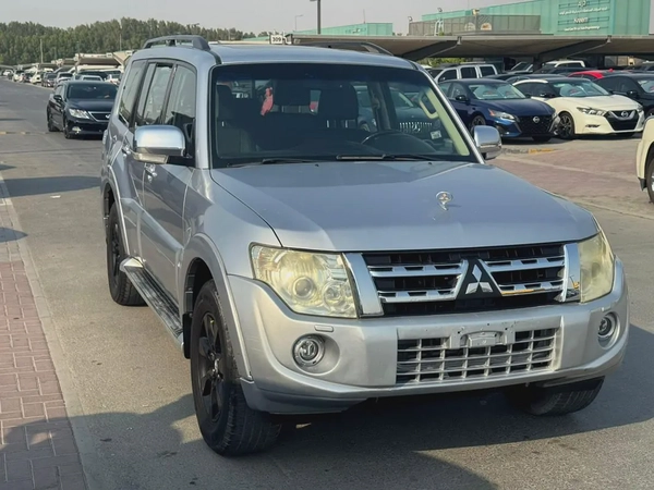 Mitsubshi pajero 2013 fullopshin silver color GCC calen car