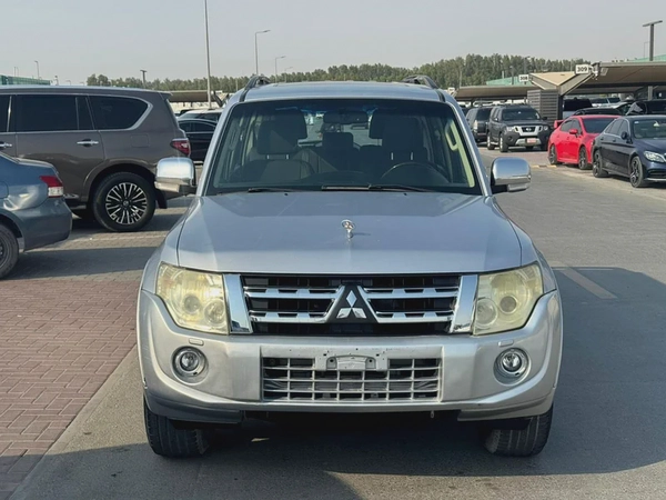 Mitsubshi pajero 2013 fullopshin silver color GCC calen car