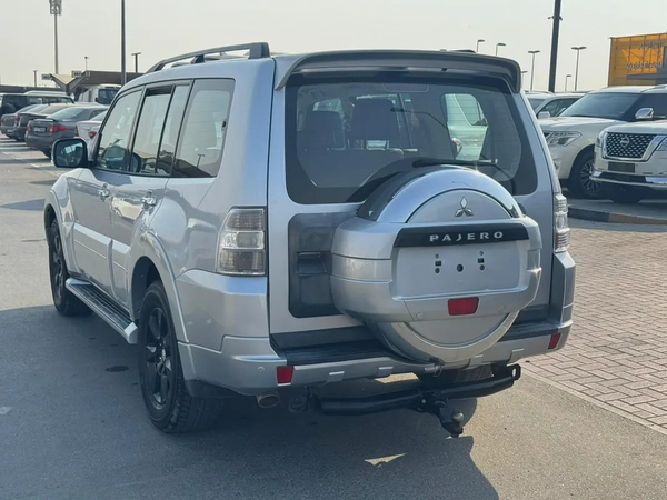 Mitsubshi pajero 2013 fullopshin silver color GCC calen car