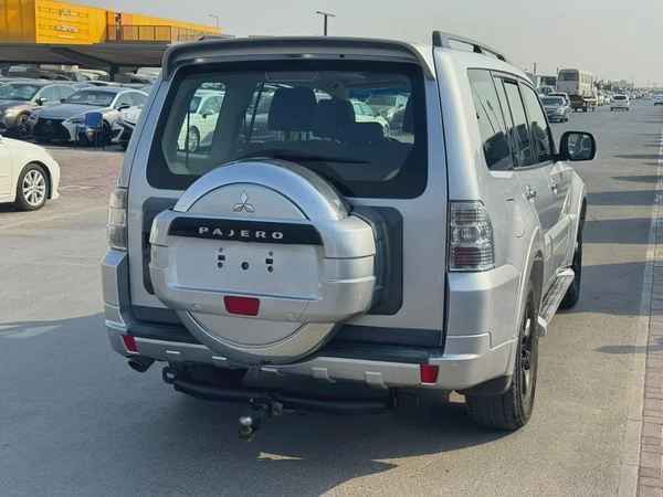 Mitsubshi pajero 2013 fullopshin silver color GCC calen car