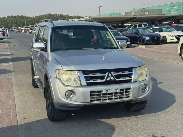 Mitsubshi pajero 2013 fullopshin silver color GCC calen car