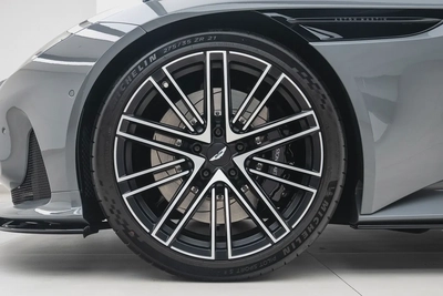 2026 ASTON MARTIN DB12-5