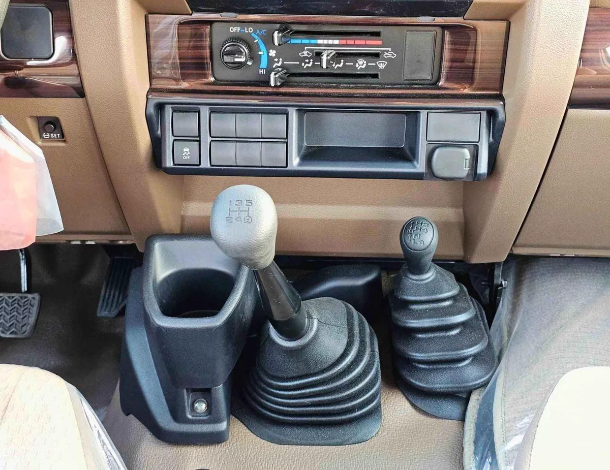 Toyota Land Cruiser Pick Up LC79 STD-E / DOUBLE CABIN MANUAL / 2.8L V4 DIESEL 4WD / SNORKEL (CODE # STD-E)-15-0