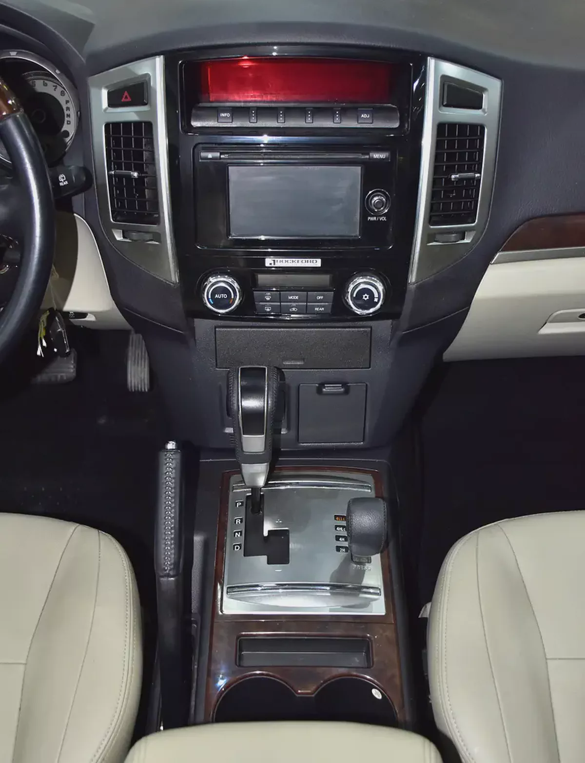 AED 1,190 EMi at 0% DP | Mitsubishi Pajero GLS ( 2020 Model ) in Black Color GCC Specs-14-14