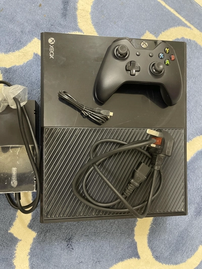 xbox one used few times ( like new )-0