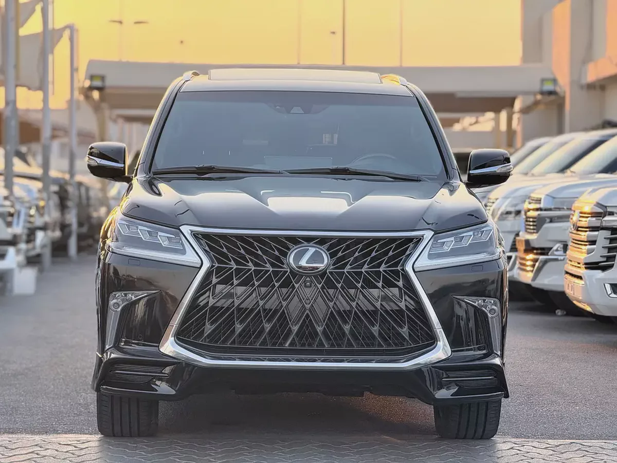 Pristine Lexus LX 570 Signature 2018 | GCC Specs | Full Service Historyلكزس LX570 سجنتشر صبغ وكاله