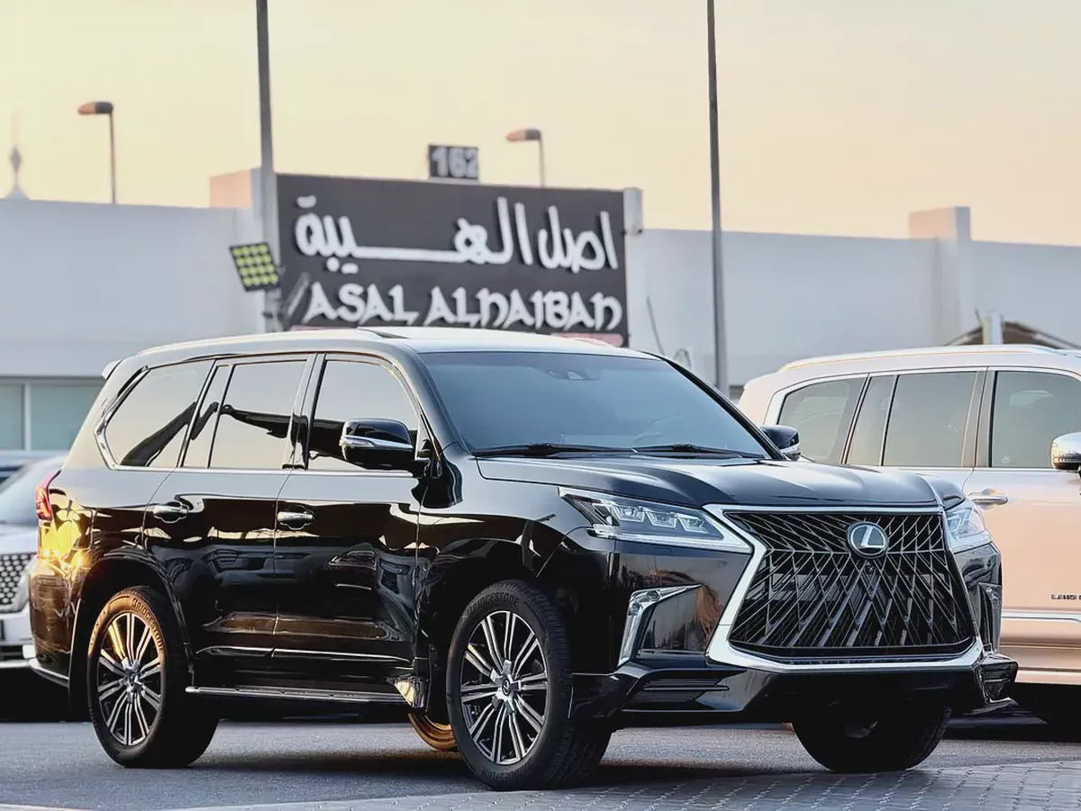 Pristine Lexus LX 570 Signature 2018 | GCC Specs | Full Service Historyلكزس LX570 سجنتشر صبغ وكاله-3-3