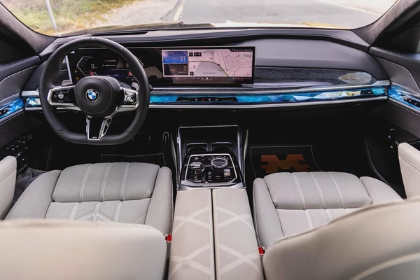 BMW 735i M SPORT INDIVIDUAL || 2026 || MASTER CLASS || UNDER WARRANTY || GCC || SMOKE WHITE INTERIOR