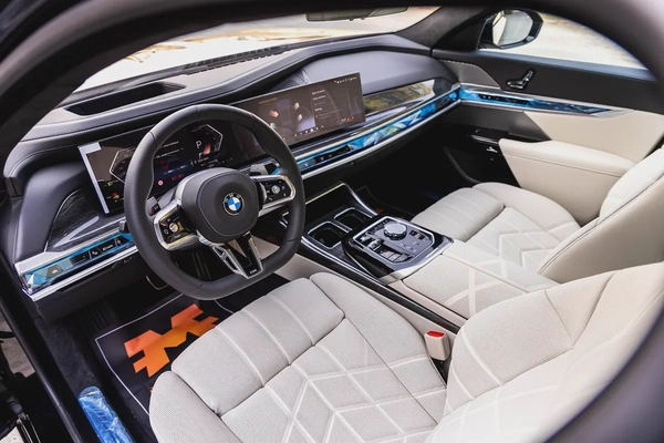 BMW 735i M SPORT INDIVIDUAL || 2026 || MASTER CLASS || UNDER WARRANTY || GCC || SMOKE WHITE INTERIOR