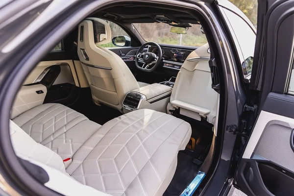 BMW 735i M SPORT INDIVIDUAL || 2026 || MASTER CLASS || UNDER WARRANTY || GCC || SMOKE WHITE INTERIOR