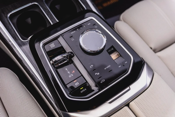 BMW 735i M SPORT INDIVIDUAL || 2026 || MASTER CLASS || UNDER WARRANTY || GCC || SMOKE WHITE INTERIOR