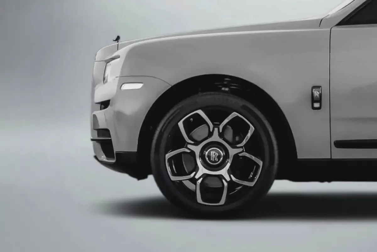 24,610 AED / month | 60 months | 0% DP | 2022 Rolls Royce Cullinan Black Badge-4-4