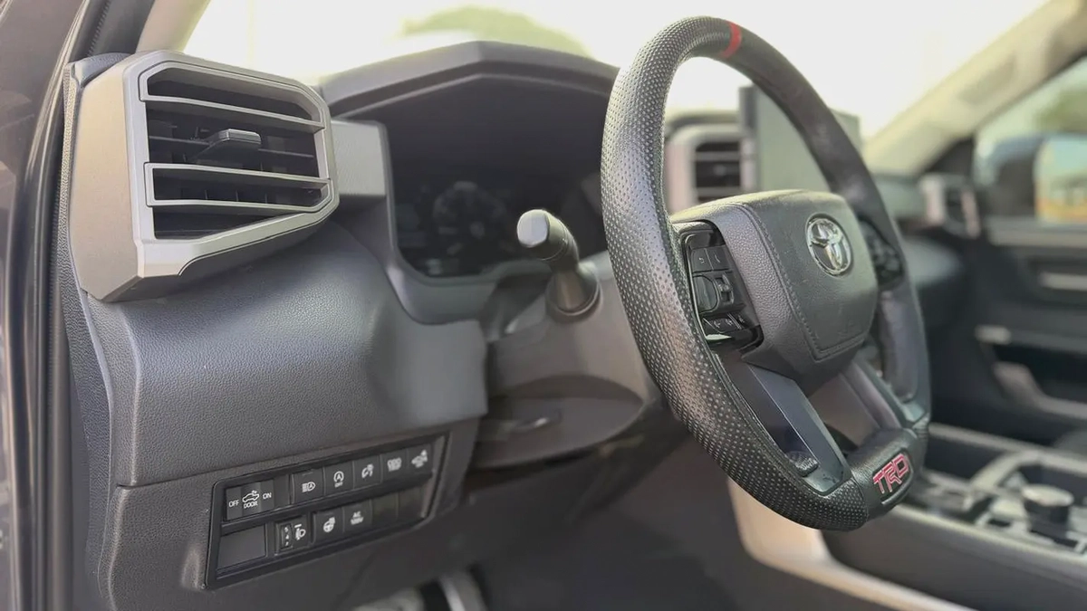 TOYOTA TUNDRA ,MINT CONDITION-2-2