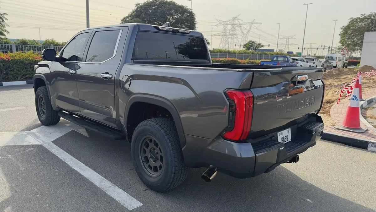 TOYOTA TUNDRA ,MINT CONDITION-6-6