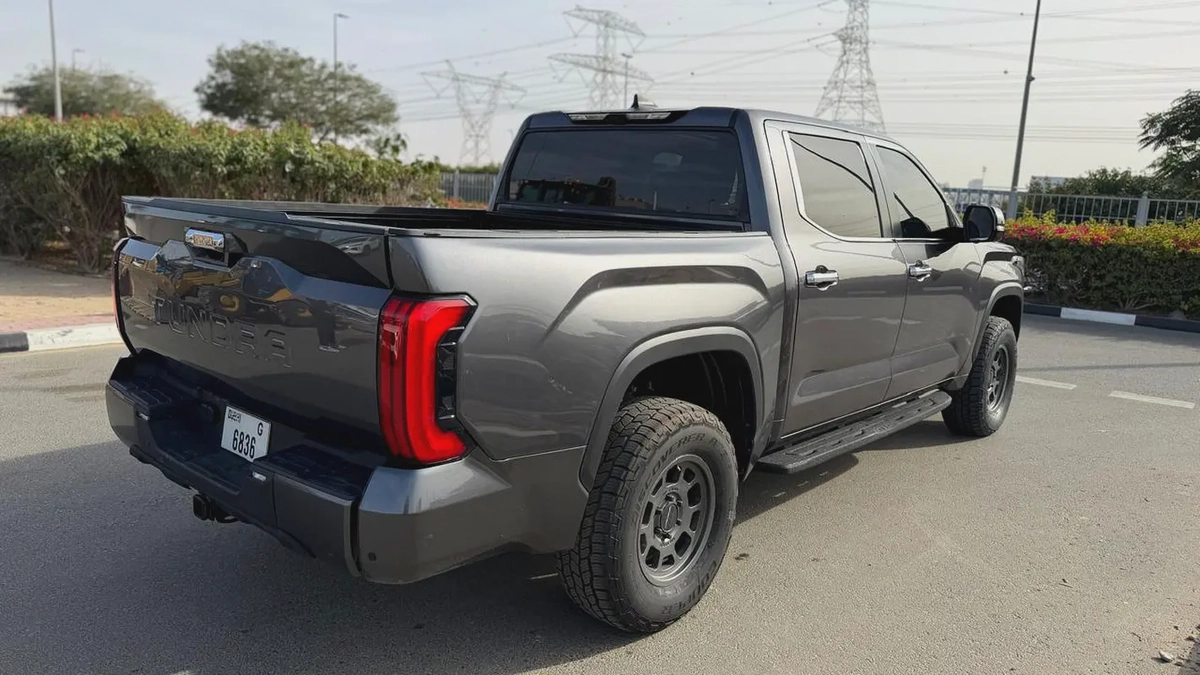 TOYOTA TUNDRA ,MINT CONDITION-7-7