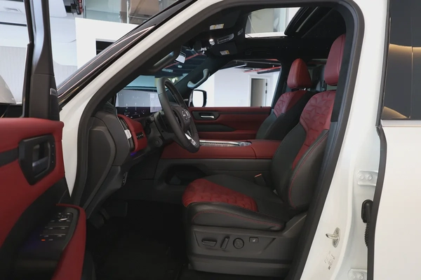 PATROL LE PLATINUM CITY ( 3.5L V6 TWINTURBO ) - 2,600 KM ONLY - GCC SPECS - WARRANTY / SERVICE -