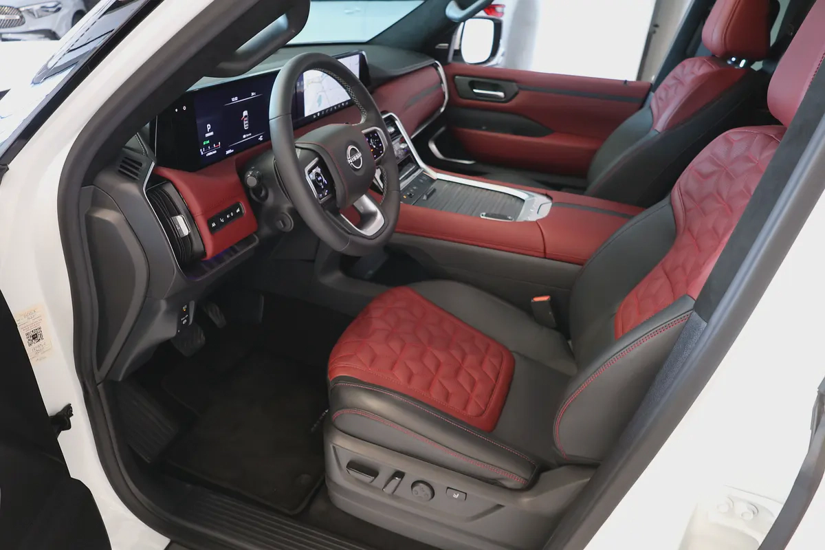PATROL LE PLATINUM CITY ( 3.5L V6 TWINTURBO ) - 2,600 KM ONLY - GCC SPECS - WARRANTY / SERVICE --10-10