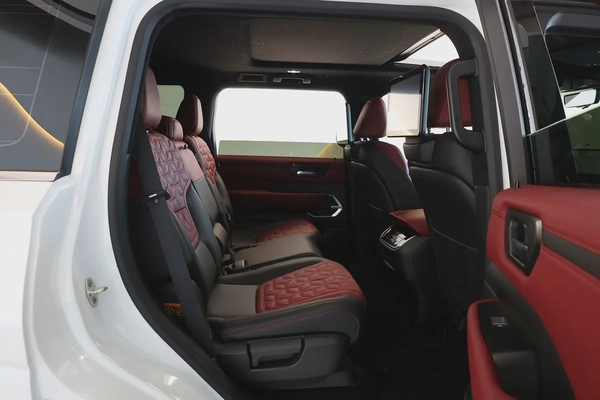 PATROL LE PLATINUM CITY ( 3.5L V6 TWINTURBO ) - 2,600 KM ONLY - GCC SPECS - WARRANTY / SERVICE -