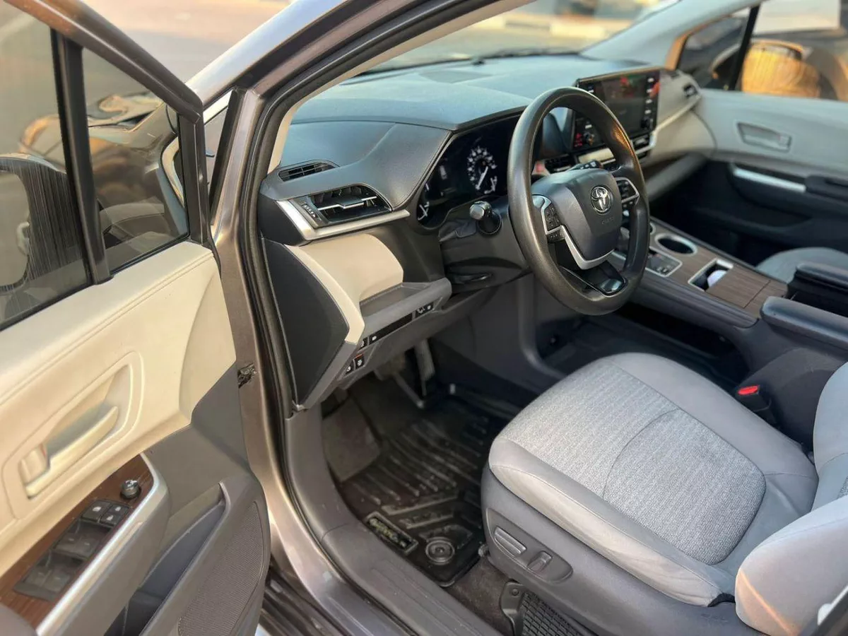 Toyota Sienna LE 2021 Toyota Sienna Hybrid 2.5L V4 - 7 Seater Doors Full Auto With Radar --13-0