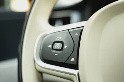 Volvo XC60 B5 FWD MOMENTUM 2022 Low Mileage GCC-12