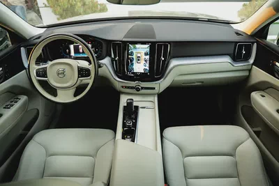 Volvo XC60 B5 FWD MOMENTUM 2022 Low Mileage GCC-19