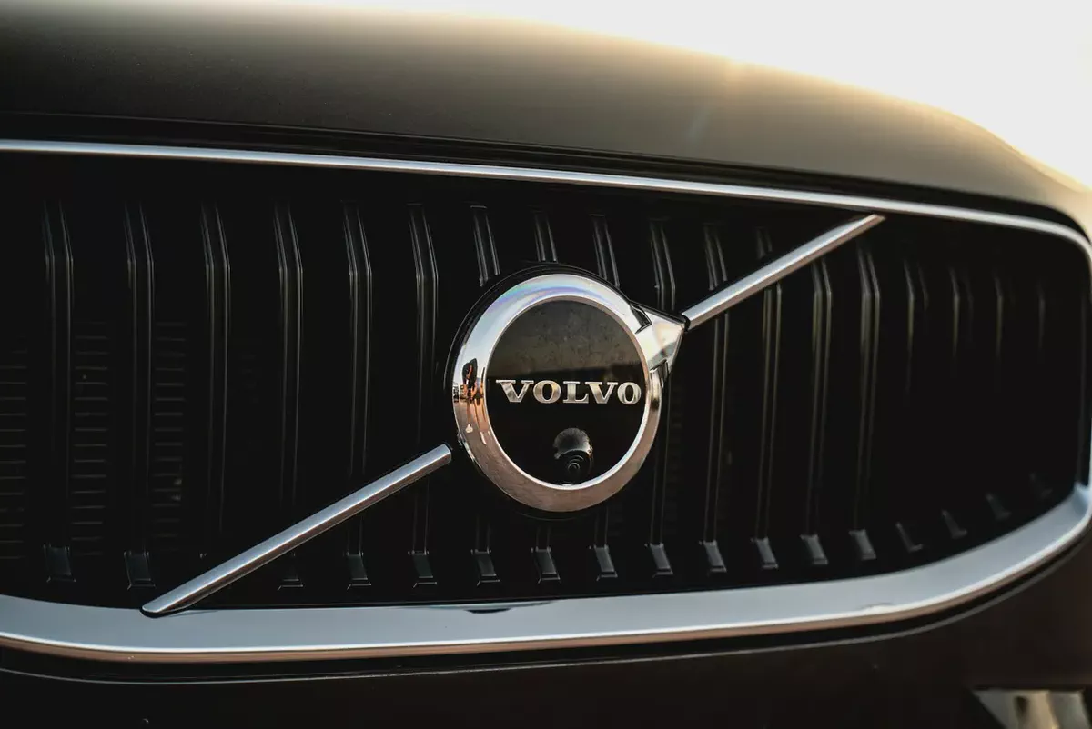 Volvo XC60 B5 FWD MOMENTUM 2022 Low Mileage GCC-1-1