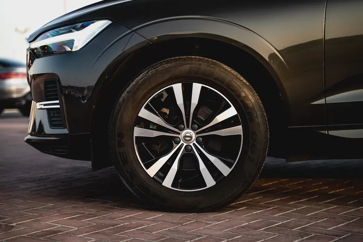Volvo XC60 B5 FWD MOMENTUM 2022 Low Mileage GCC-2-2
