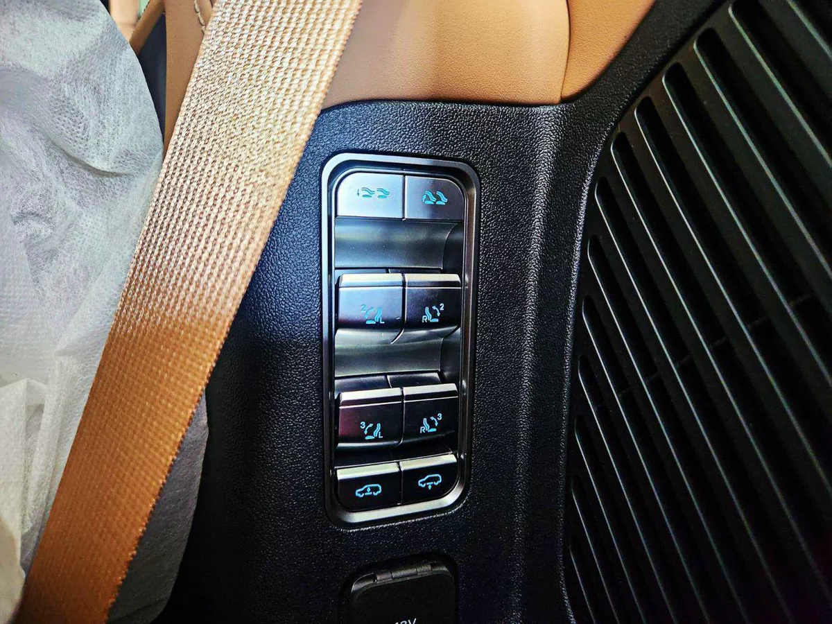 BYD Leopard 8 FLAGSHIP (NGCC) DELUX (NGCC) Smart and Brave Flagship Edition (7 Seats)-13-0
