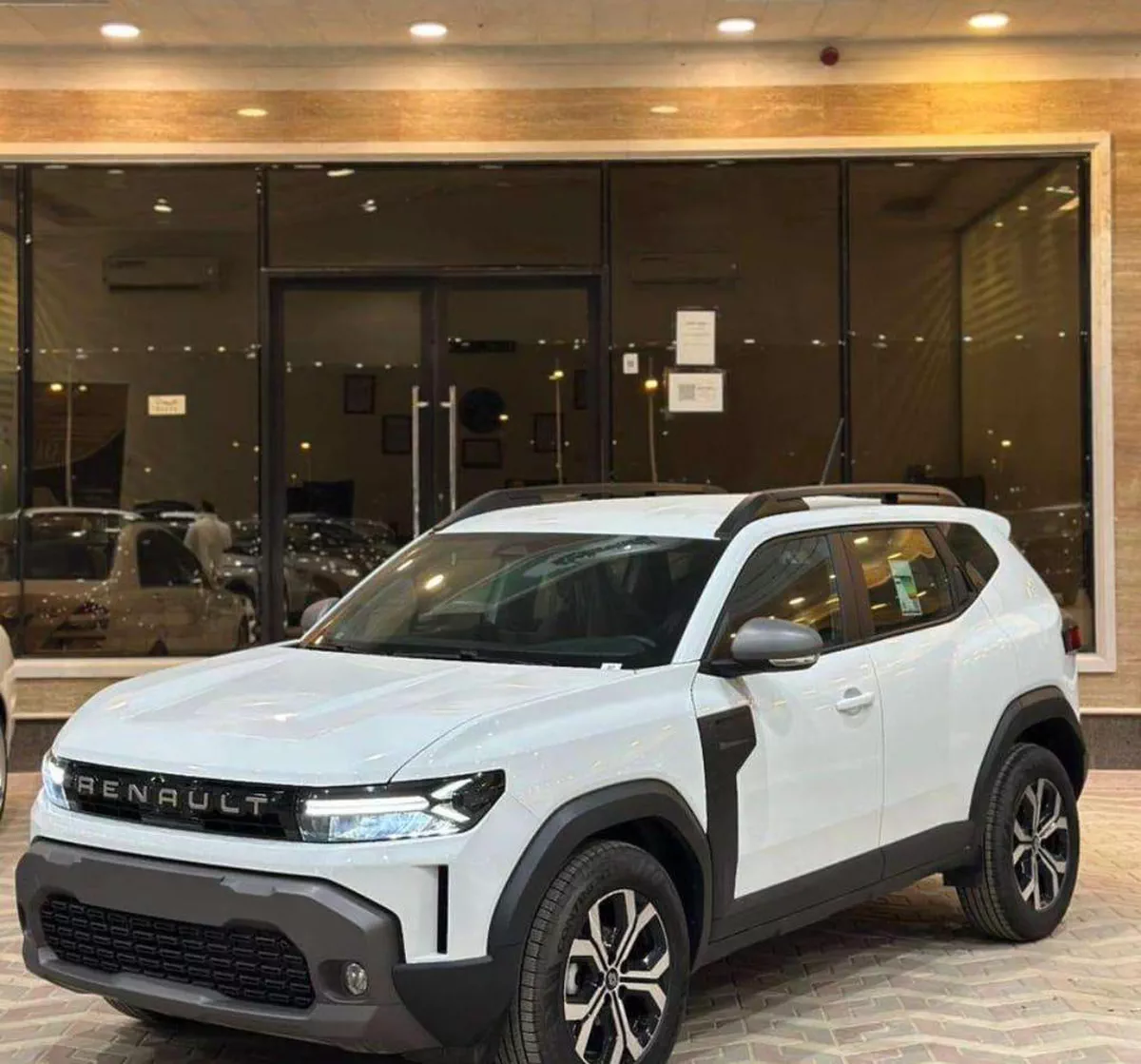 RENAULT DUSTER PETROL PEARL WHITE
