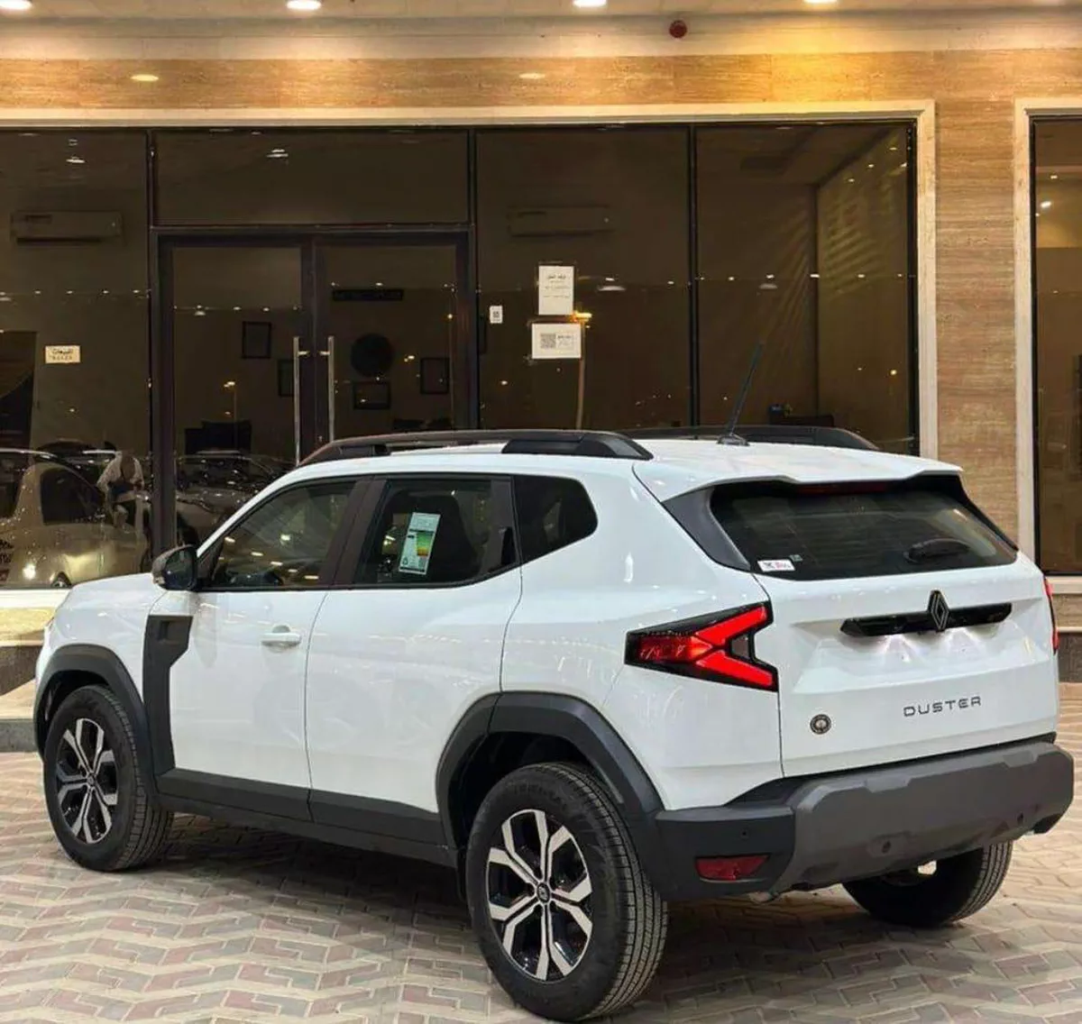RENAULT DUSTER PETROL PEARL WHITE-1-1