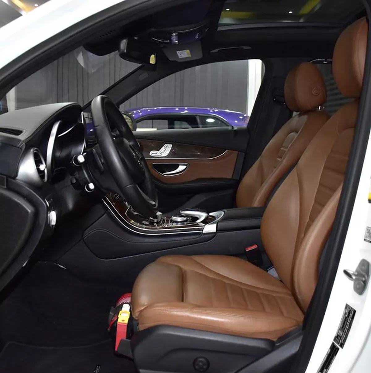 Mercedes Benz GLC250 4Matic ( 2017 Model ) in White Color GCC Specs-1-1