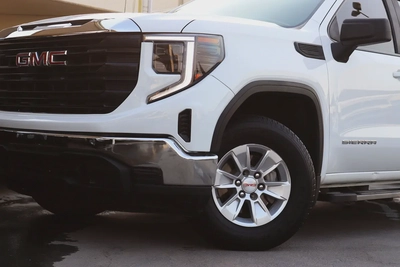 GMC Sierra SLE 2024 American Specs - Like New Condition-6