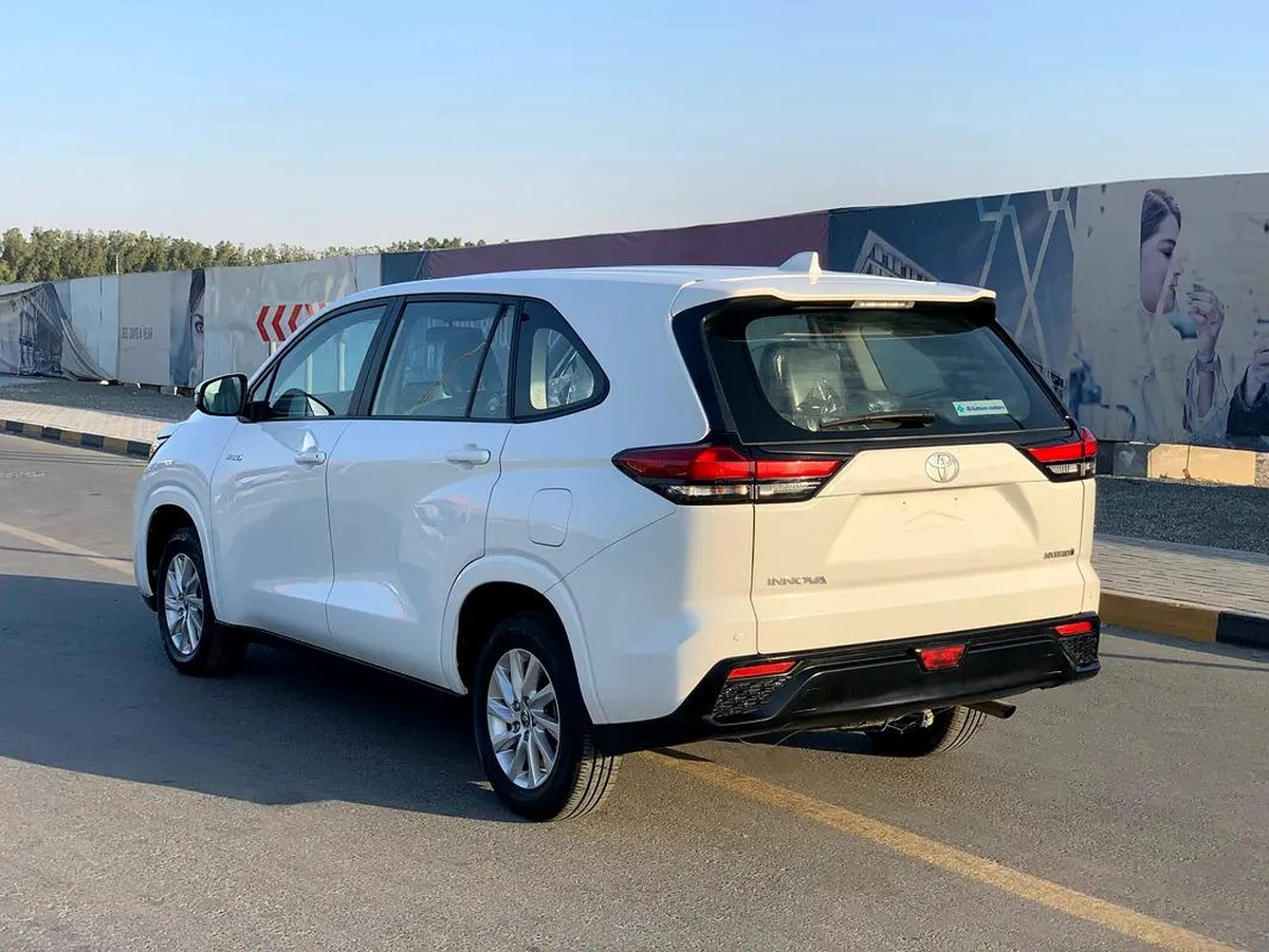 Toyota Innova SE+-8-8