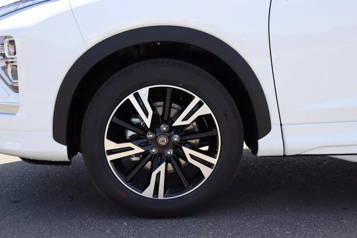 2026 Mitsubishi Eclipse Cross – White SUV with Black Interior-12-12