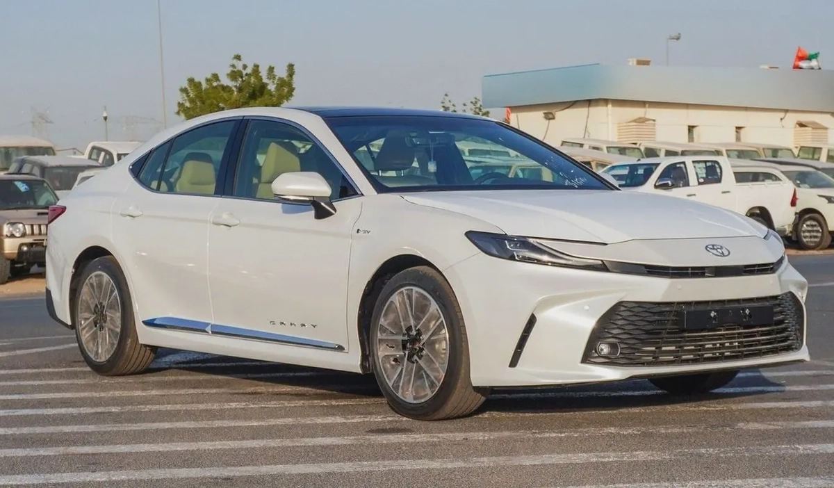 2026 - CAMRY LE 2.5L HYBRID WITH PANORAMIC ROOF - GCC-2-2